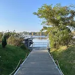 Havel Houseboat Serenity Úszó hotel *