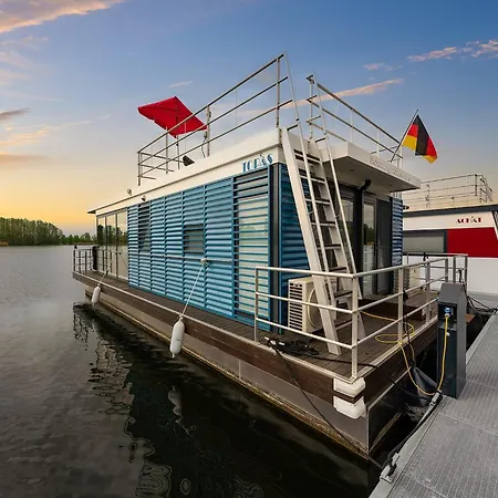 Havel Houseboat Serenity *