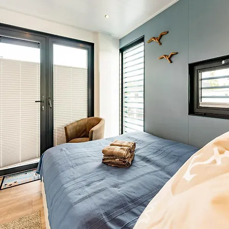 Havel Houseboat Serenity *