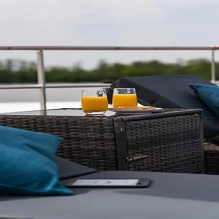 Havel Houseboat Serenity Πλωτό κατάλυμα