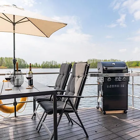 Hotel en barco Havel Houseboat Serenity