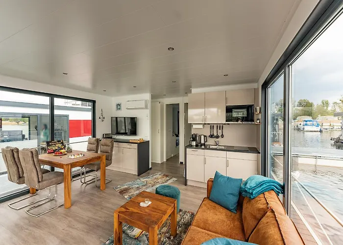 بوتيل Havel Houseboat Serenity تسيهدينك