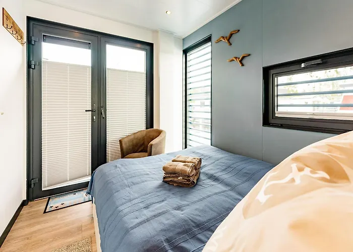 Havel Houseboat Serenity *