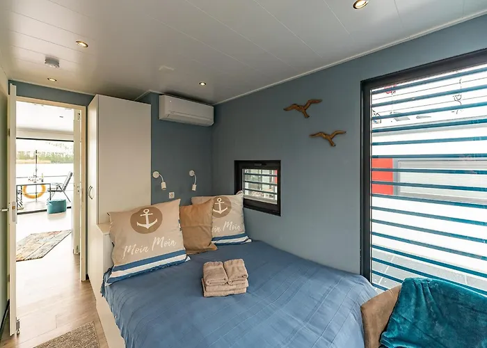 Havel Houseboat Serenity بوتيل