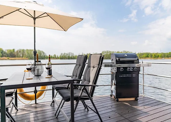 بوتيل Havel Houseboat Serenity