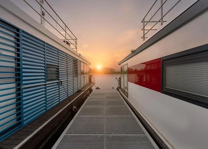 Havel Houseboat Serenity * تسيهدينك