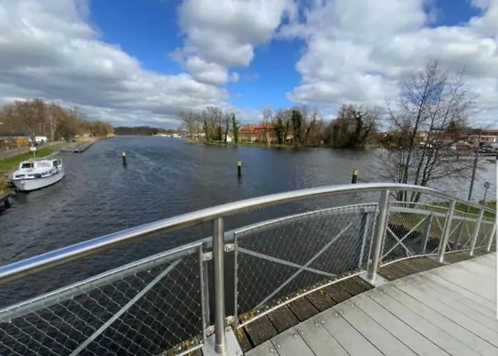 Havel Houseboat Serenity بوتيل تسيهدينك